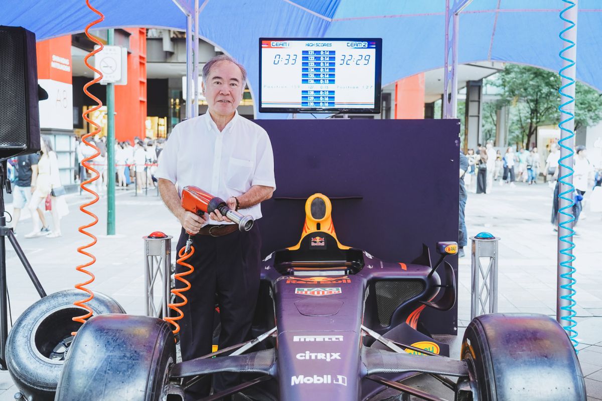 中華民國文化休閒運動協會名譽秦熙嶽名譽理事長也親身體驗RED BULL PIT STOP CHALLENGE換胎挑戰。（圖／大漢集團提供）