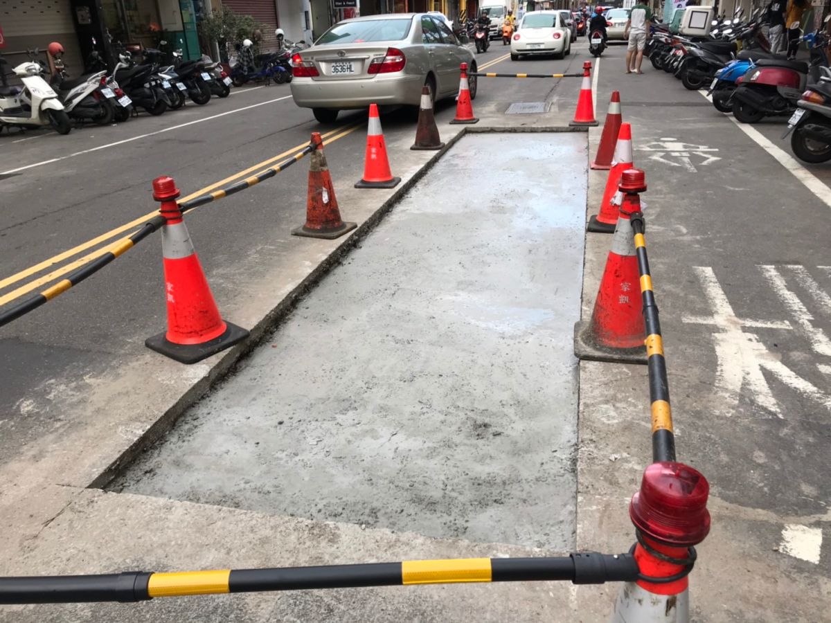 ▲馬路意外塌陷出現天坑，養護單位趕工搶修先完成灌漿。（圖／朱健銘提供）