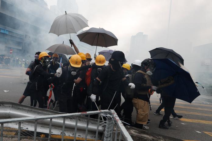 ▲香港元朗大遊行遭警方以催淚彈清場。（圖／美聯社／達志影像）