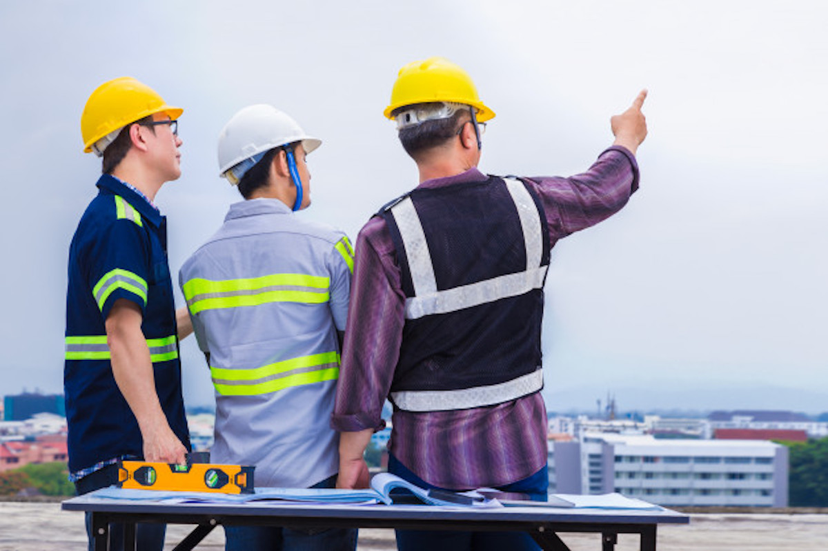 ▲一名網友 25 日在 PTT 上以「竹科工程師會希望下一代繼承衣缽嗎？」為題 PO 文，意外引發議論。圖中人物與新聞無關。（示意圖／翻攝自 reepik）