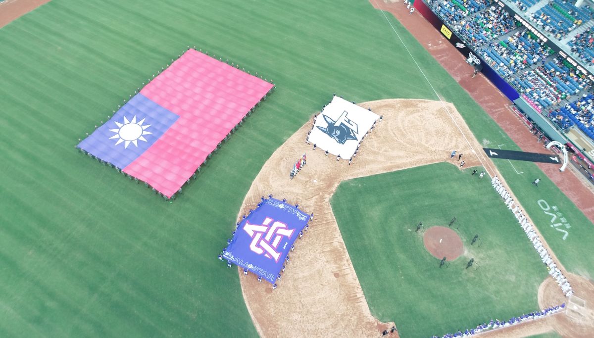 ▲「2019中華職棒明星對抗賽」27日於新莊棒球場舉行，聯盟邀請國軍官兵參加開幕活動，陸軍機步269旅官兵舉護巨幅國旗，為年底參加2020東京奧運資格賽中華隊加油
（圖／軍聞社提供）