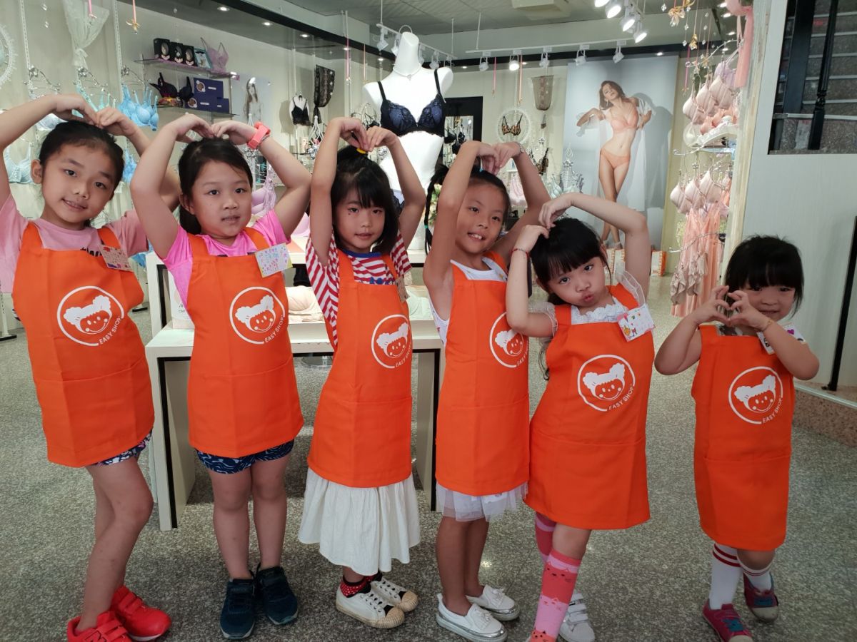 ▲BABY  BOSS職場體驗風興起，EASY SHOP 內衣品牌趁暑假開辦「一日店長」活動，很愛家長小朋友歡迎。（圖／金武鳳攝，2019.7.28)