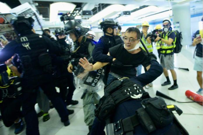 ▲港警速龍小隊在元朗西鐵站內，用警棍及胡椒噴劑驅散示威者。（圖／翻攝巴士的報）