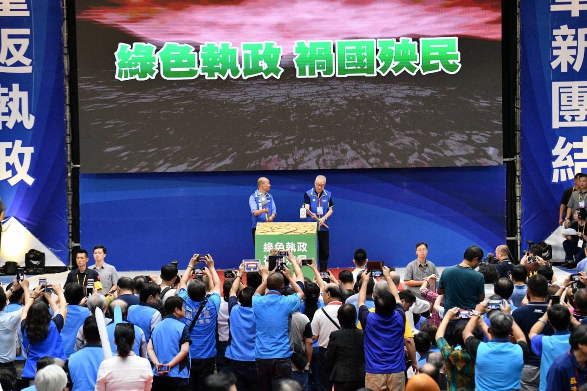 韓國瑜與黨主席吳敦義在全代會上各自拿一把鋤頭，當場鋤破「民進黨執政乾枯大地」的道具圖騰。（圖 / 記者林柏年攝，2019.07.28）