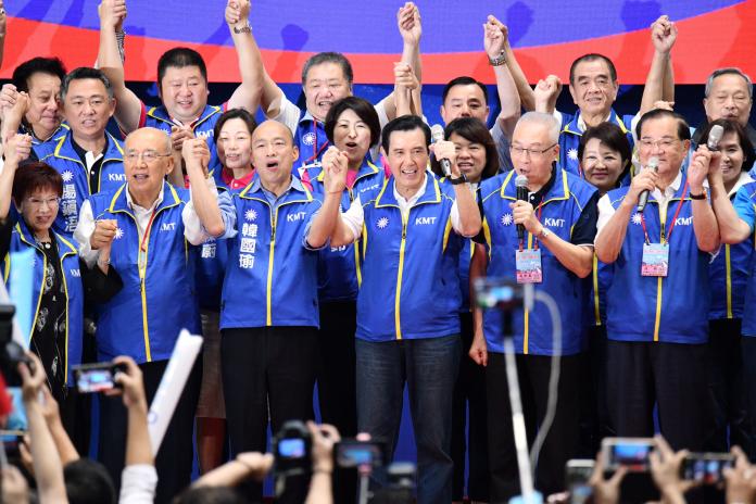 連馬吳朱洪眾前主席拉起韓國瑜的手，一起高喊「天佑中華民國、天佑台灣人民」。（圖 / 記者林柏年攝，2019.07.28）