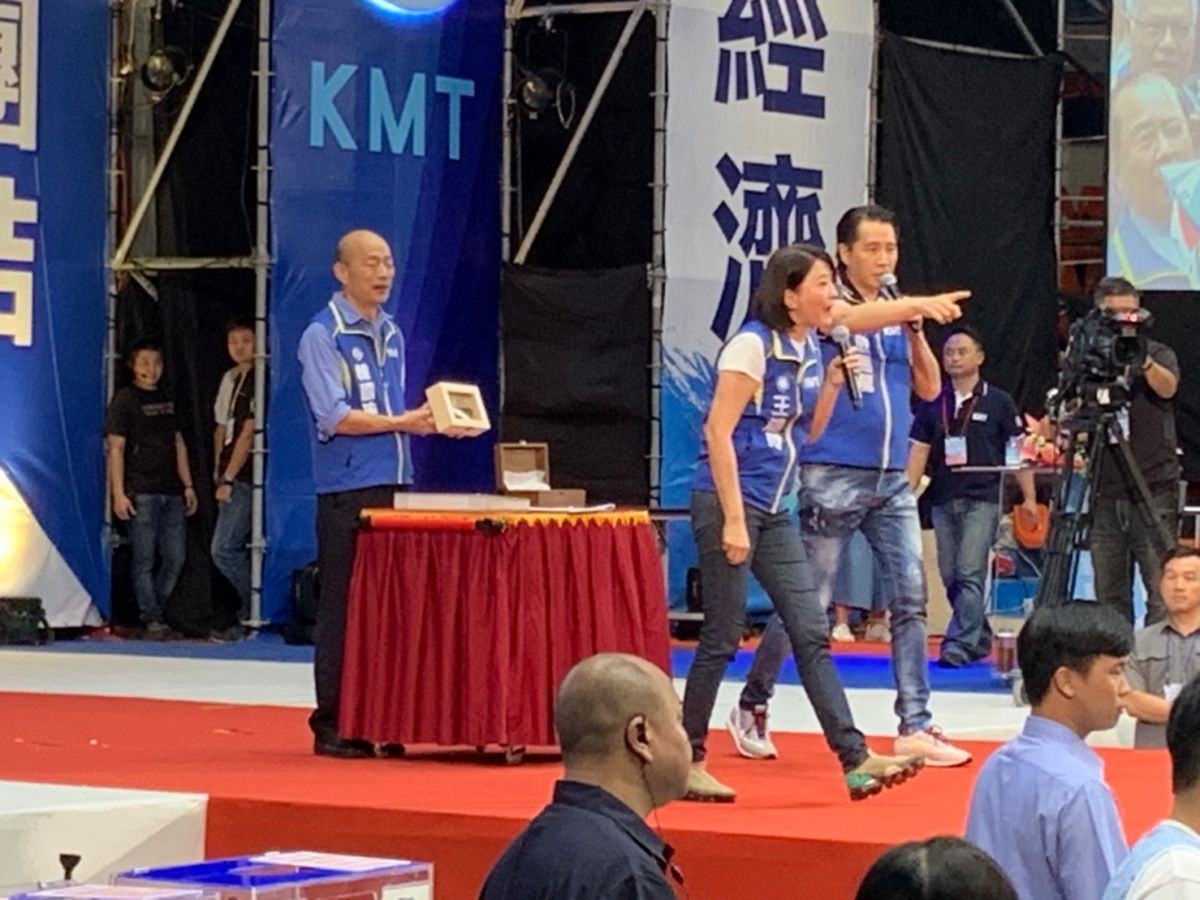 國民黨全代會拍賣國父文物復刻品，由韓國瑜擔任拍賣官。 (圖/記者吳承翰攝)