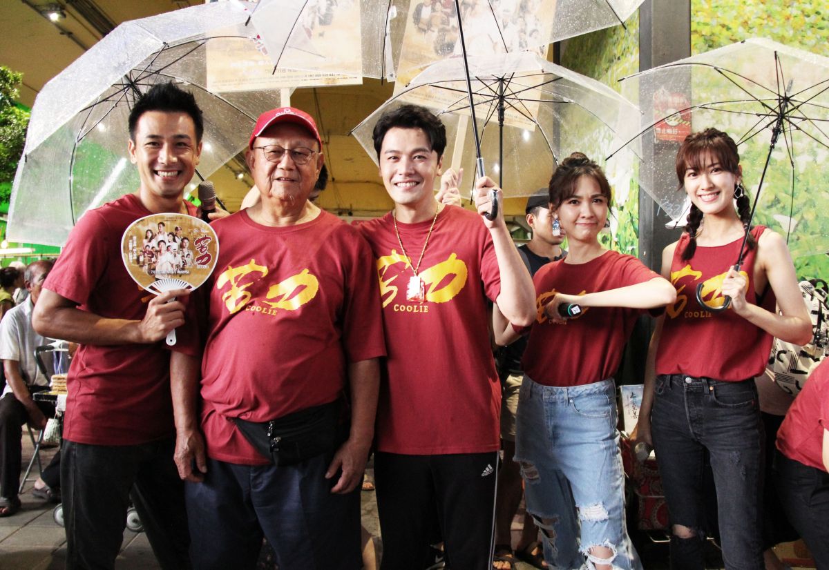 ▲《苦力》傅子純（左起）、導演李岳峰、黃文星、林玟誼、田羽安至台北建國花市掃街宣傳.。（圖／公視提供）