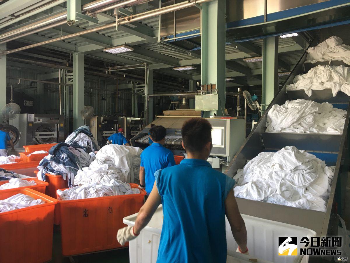 ▲透過鏡頭的畫面，讓網友直擊洗衣場是如何的清洗飯店髒床單、棉被及毛巾。（圖／記者陳志仁攝）