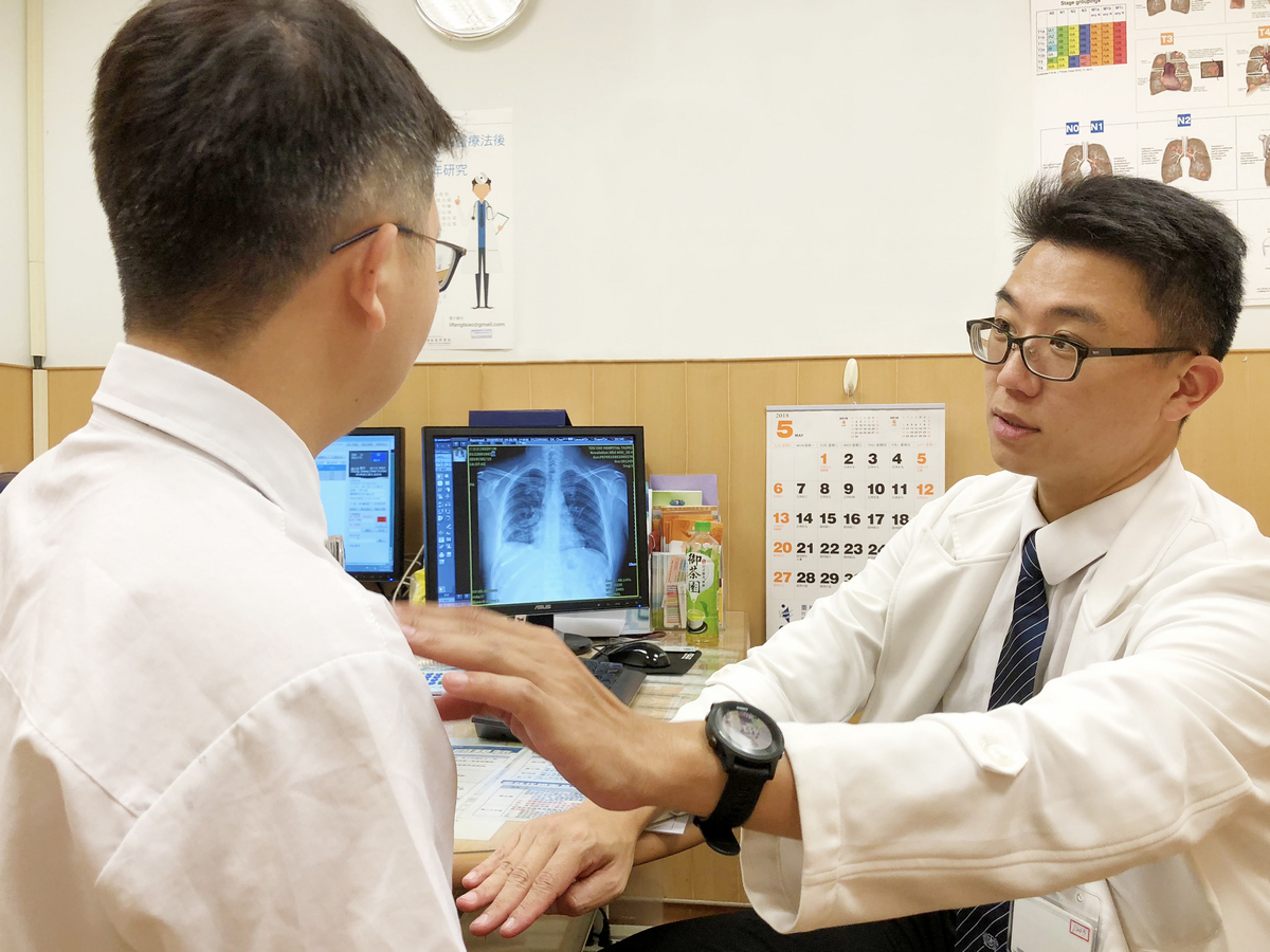 ▲高瘦的林同學因氣胸發作，胸口感覺到異常疼痛。（圖／台北慈濟提供）