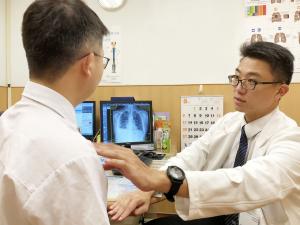 ▲高瘦的林同學因氣胸發作，胸口感覺到異常疼痛。（圖／台北慈濟提供）