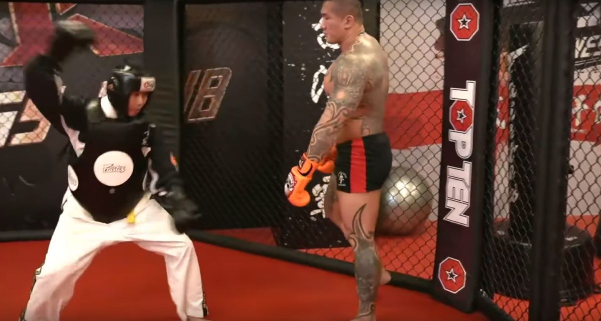 ▲網紅「吃屎哥」游兆霖日前挑戰館長陳之漢進行格鬥，不料大絕招「九陰白骨爪」還在「集氣」施放時，被館長「斷招」。（圖／翻攝自館長直播）