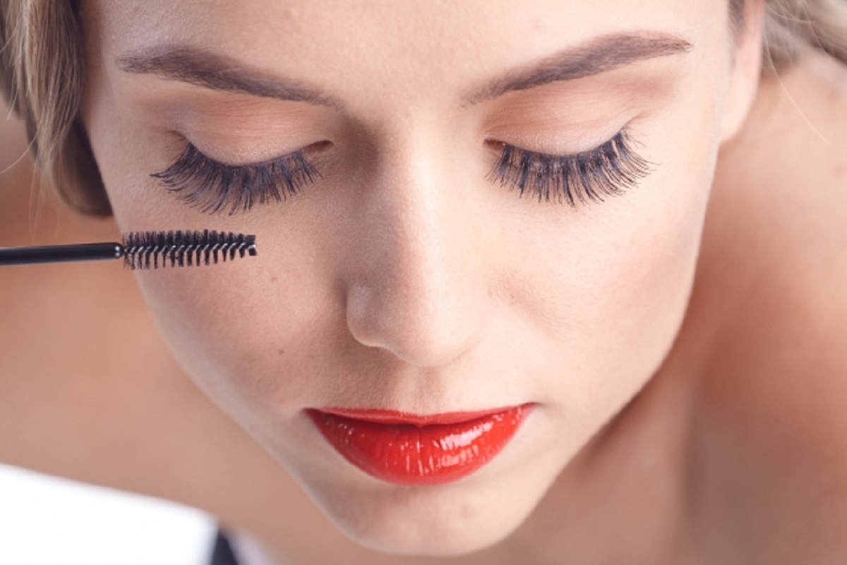 ▲化妝已是女孩出門必備行程，不過日前就有網友表示遇到一位自稱素顏的女子，沒想到一看讓他傻眼到爆。（圖／取自 PhotoAC ）