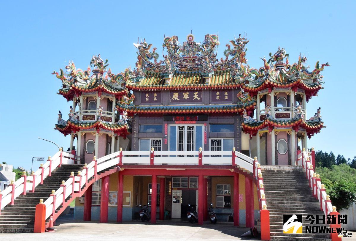 ▲澎湖天軍殿供奉武財神趙公明，但是殿內樑柱竟有大總統徐世昌與國學大師梁啟超落款題字的楹聯。（圖／記者張塵攝，2019.07.29）