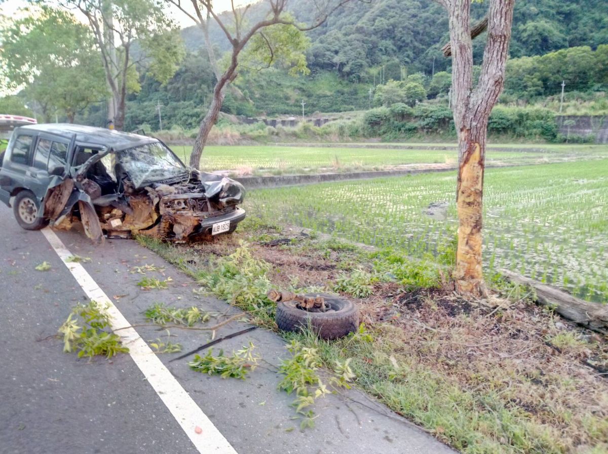 ▲今日清晨，縣道193玉里路段，發生一起疑似疲勞駕駛的車禍案件，車頭全毀2人送醫。（圖／花蓮縣消防局提供）