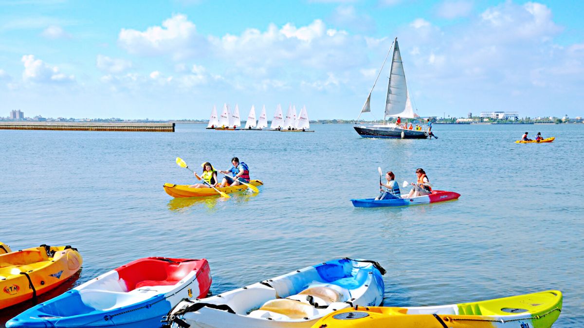 ▲遊客可以體驗操帆駕舟享受航海樂趣。（圖／鵬管處提供）