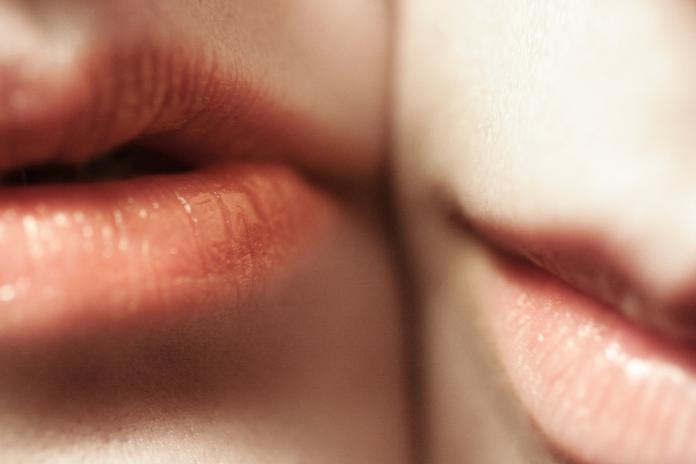 ▲唇色暗沈不僅上裝不好看，更是會被誤解菸抽太兇。（圖／截取自pixabay）