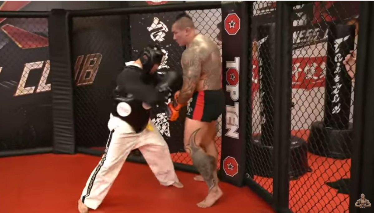 ▲今（ 29 ）日吃屎哥又再度在臉書發文嗆聲，稱館長已經被他的「神功」偷襲，後勁準備開始了。（圖／翻攝館長 youtube 
 ）