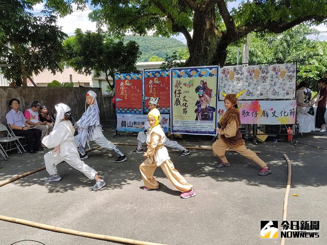 ▲蘭陽戲劇團「歌仔戲新秀菁英培育計畫」學員在結頭份社區大樹公樹下表演歌仔戲健身操。（圖／記者李清貴攝,2019.07.29)