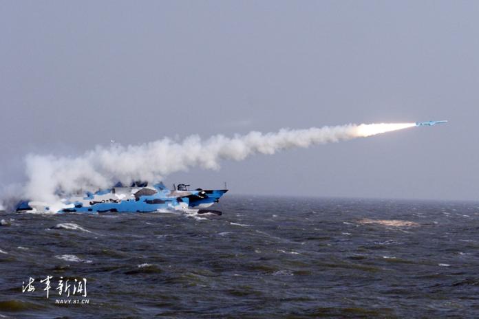 ▲共軍22型飛彈快艇發射反艦飛彈。(圖/中國大陸國防部攝)