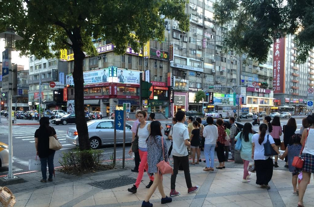 ▲東區商圈房東自願降租約3成，空置率已從雙位數降至個位數。（圖／信義房屋提供）