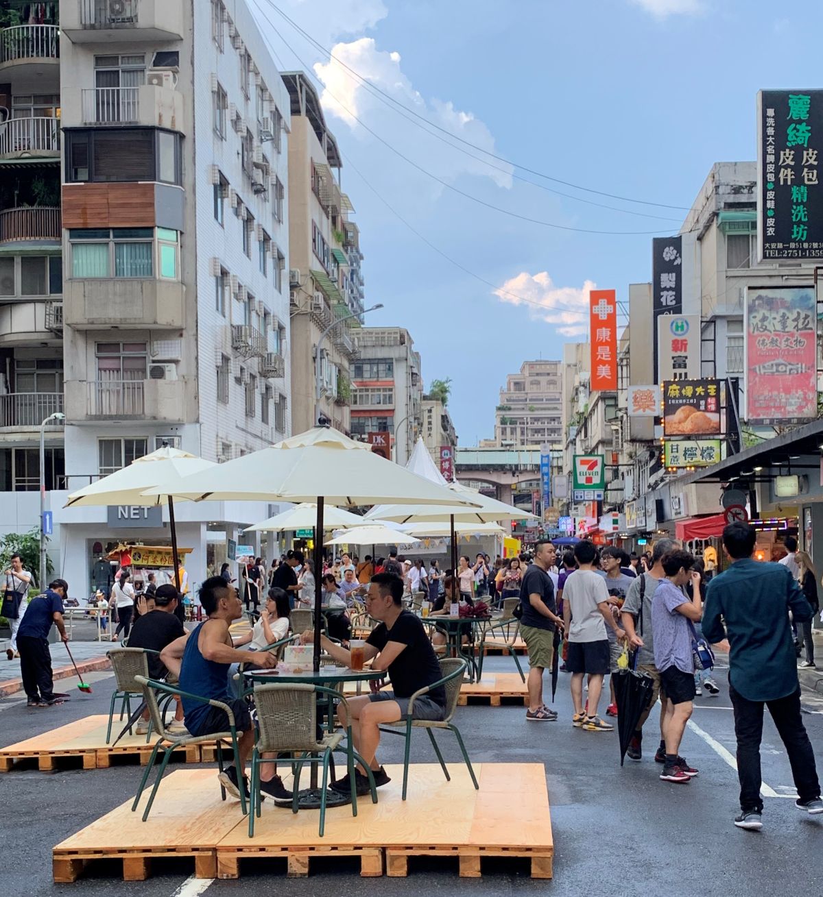 ▲學者專家建議商圈若要再崛起，應與大型購物中心結合，共同吸納人潮。（圖／信義房屋提供）