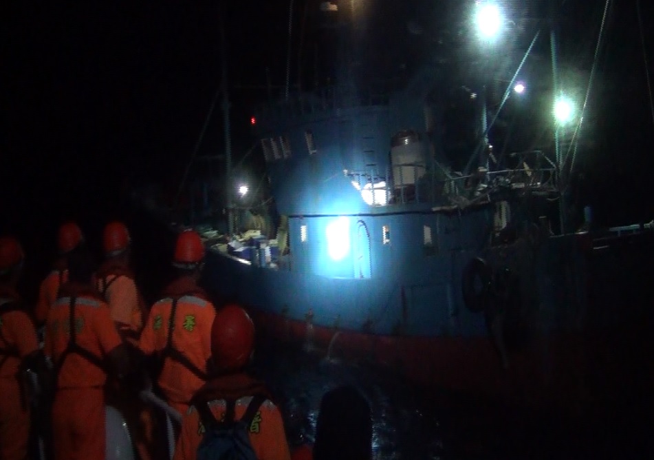 ▲大陸「泉峰誠峰013」漁船於昨非法越界至烏坵捕撈。（圖／金門海巡隊提）