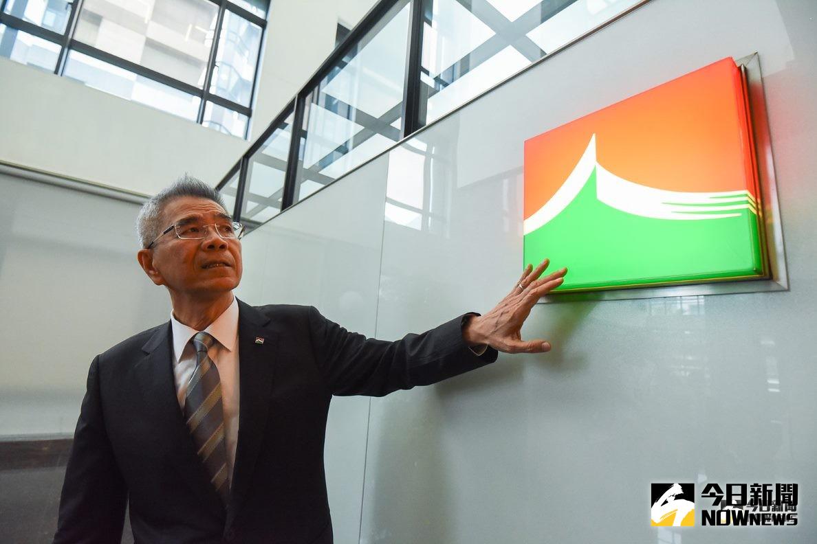 ▲周俊吉回顧過去創業的日子，他說也曾每天跑3點半，妻子還典當過嫁妝，但為了「信義」兩個字，他沒有晚發一天薪水過，更翻轉了過去房仲業的負面印象。（圖／記者陳明安攝）