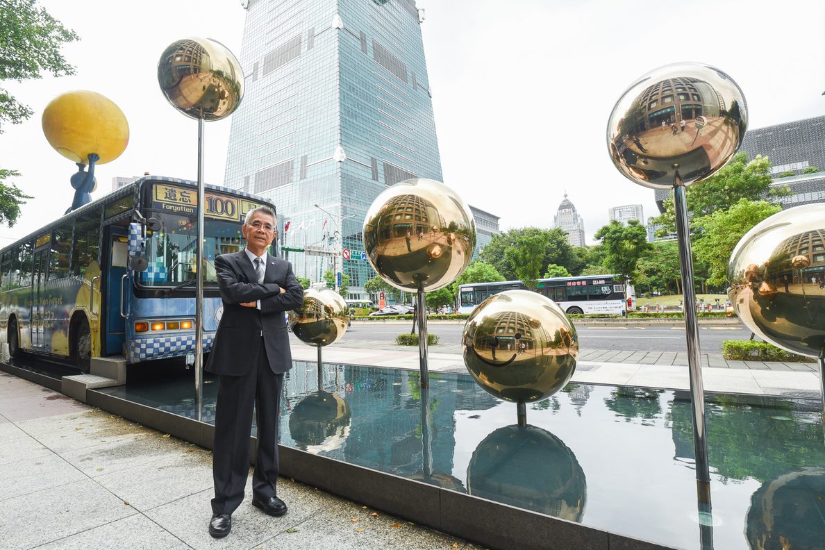 ▲信義集團創辦人周俊吉透露，因為喜歡幾米《月亮忘記了》，所以邀請團隊打造繪本裡沒有的「月亮公車」，而走一趟「月亮公車」才發現，繪本中想傳達的與周俊吉想得似乎有些相似。（圖／記者陳明安攝）