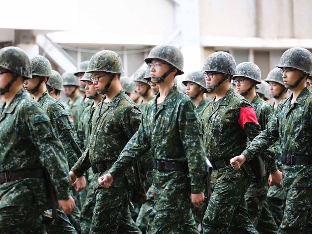 ▲有網友在 PTT 上發問：「當兵被幹走過什麼東西最扯？」立刻引發熱議。圖中人物與新聞無關。（示意圖／中央社資料圖片）