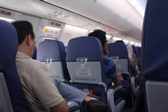 飛機椅背為何寫「TAXI」？乘客想破頭　釣出神人專業解答
