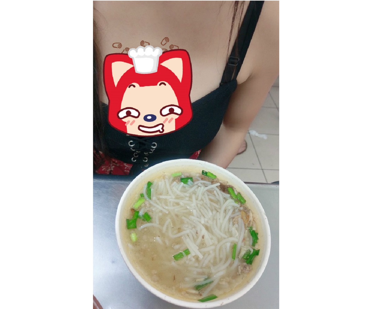 ▲妹子秀 20 元米粉湯！「上帝視角」炸渾圓雪球，眾人全暴動。（圖／翻攝自臉書社團「爆廢公社」）