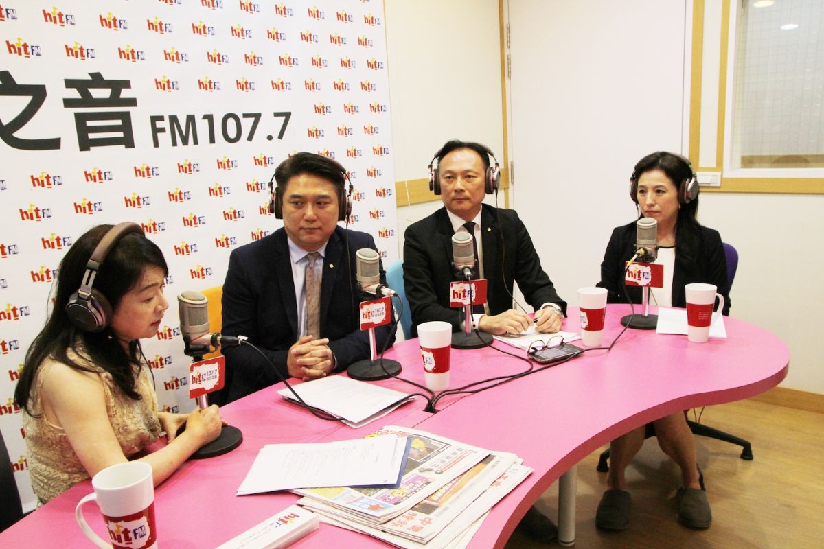 ▲廣播節目主持人周玉蔻今日上午專訪華航公共關係室協理林恒杉、空服處空服管理部經理劉建文、空服處客艙經理駱婷，揭開總統專機不為人知內幕。（圖／「Hit Fm《周玉蔻嗆新聞》製作單位提供）