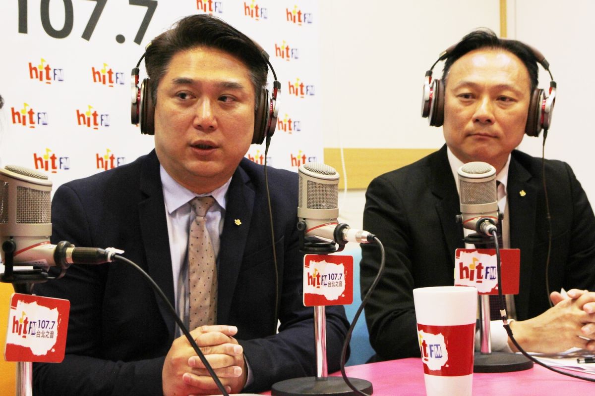 ▲華航公共關係室協理林恒杉（右）、空服處空服管理部經理劉建文（左）上節目談總統專機走私菸風波。（圖／Hit Fm《周玉蔻嗆新聞》製作單位提供）