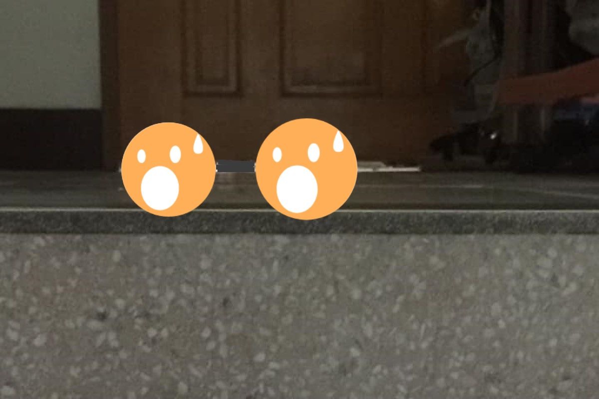 ▲一名女網友從惡鄰房門縫隙瞥見可怕一幕。（圖／翻攝自爆怨公社）