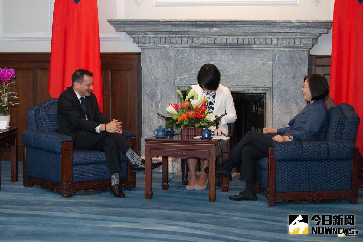 總統蔡英文30日接見美國加州州眾議會議長藍道安，總統英文今天接見時，特別稱他是「台灣的老朋友」。（圖／總統府提供）