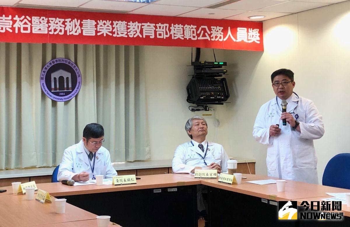 ▲醫務秘書陳崇裕〈右1〉獲選為「教育部與所屬機關（構）學校108年度模範公務人員」殊榮。（圖／記者蘇榮泉攝，2019.07.30）