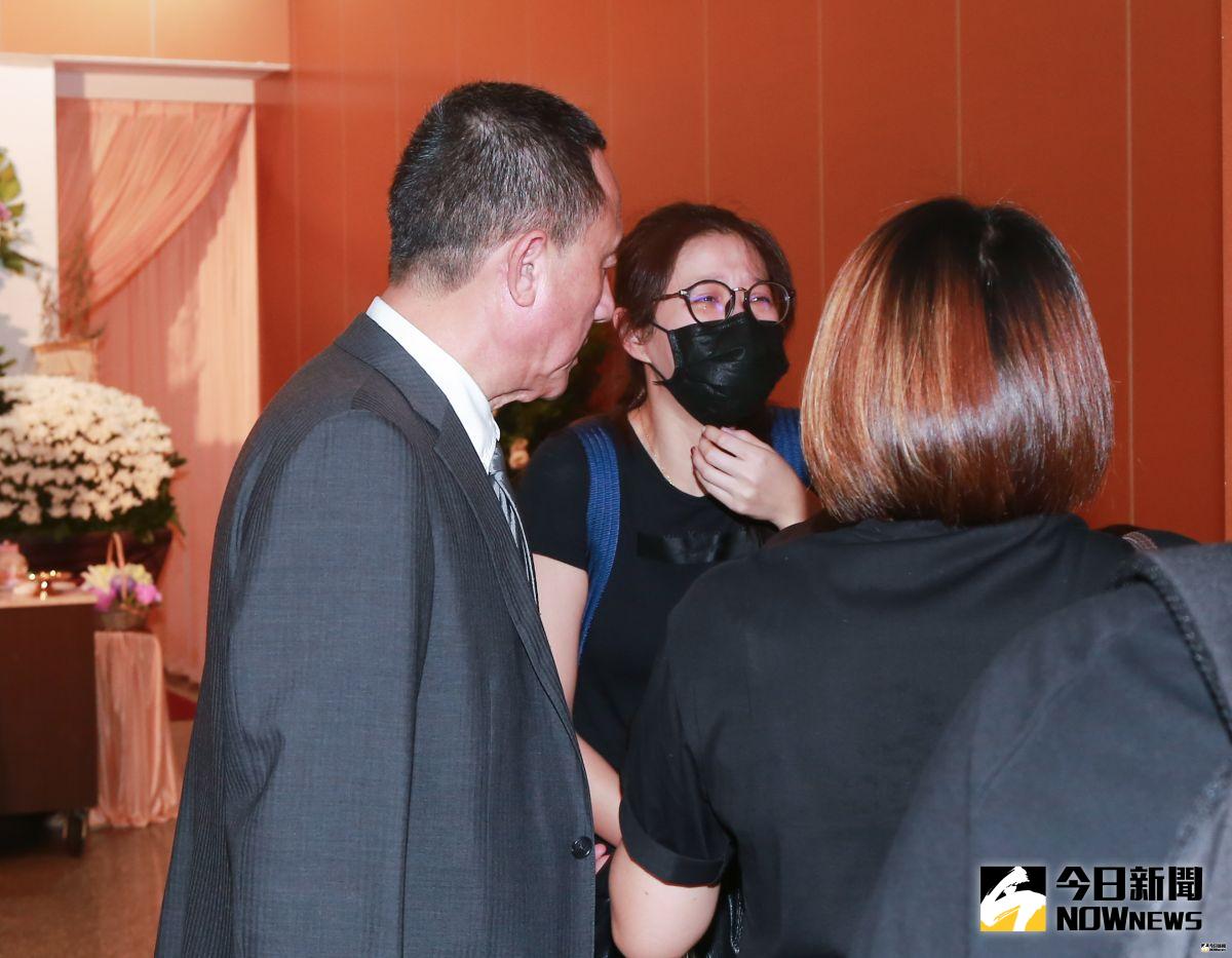▲李燕現身導演林鷹告別式，瞻仰遺容後情緒難掩激動。（圖／記者葉政勳攝 , 2019.07.30）