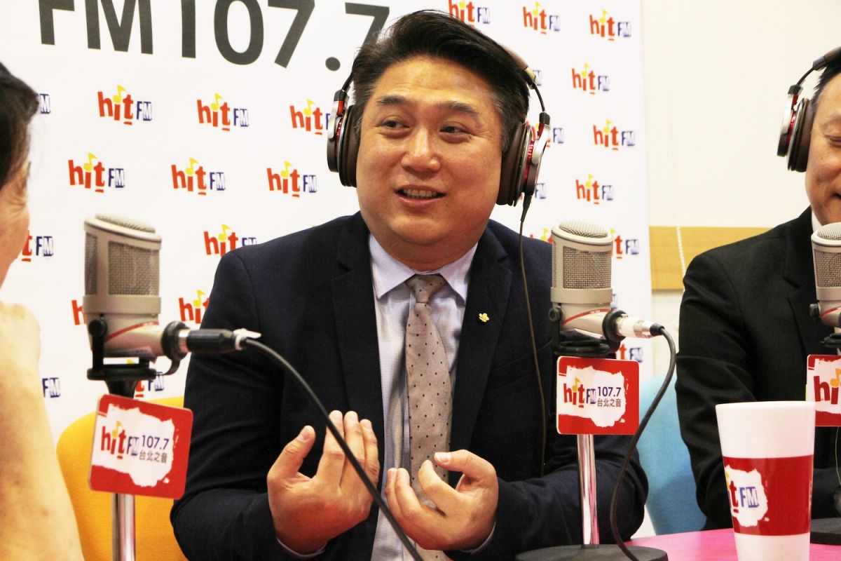 ▲華航空服處空服管理部經理劉建文今（ 30 ）日上廣播節目接受訪問，一句「全機就蔡英文沒買免稅品」引發多名同行立委不滿。（圖／Hit Fm《周玉蔻嗆新聞》製作單位提供）