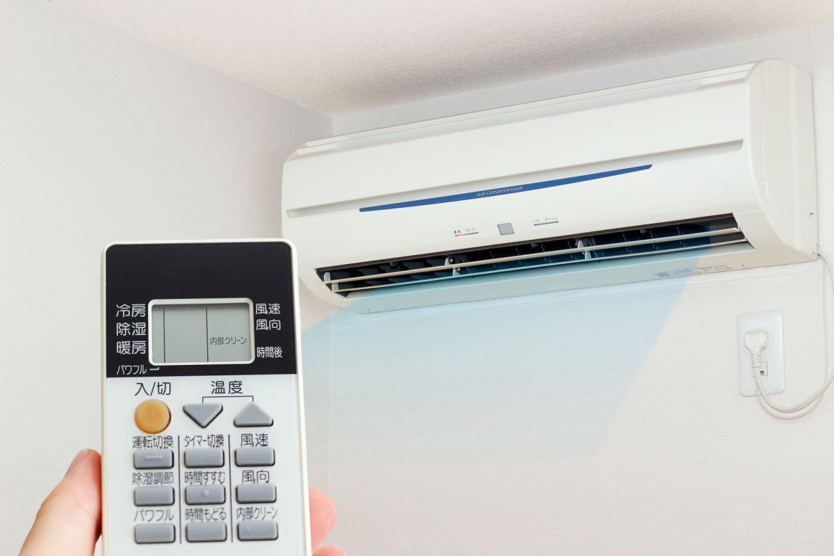 ▲夏日到來，許多人都會開冷氣消暑，但由於擔心電費暴漲，只好吹一下就關掉。（圖／取自 PhotoAC ）