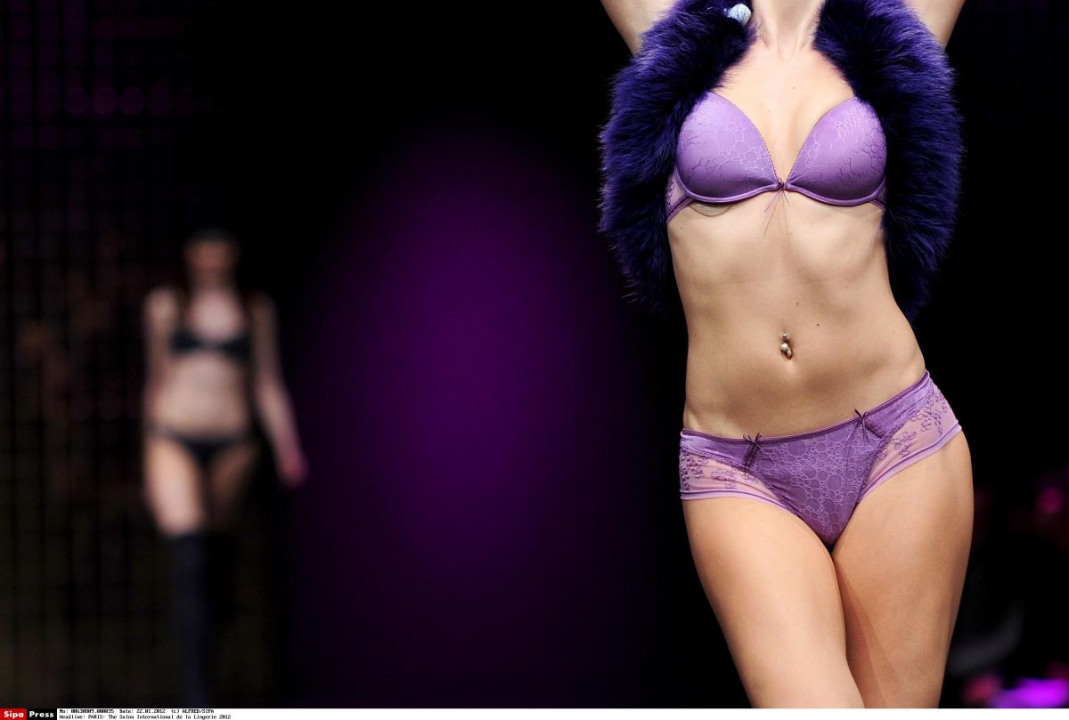 ▲美國一名 21 歲女子日前逃過槍擊死劫，原因竟是她的上圍豐滿，厚實的胸罩扣帶為她擋下子彈。示意圖非當事人。（圖／美聯社／達志影像）