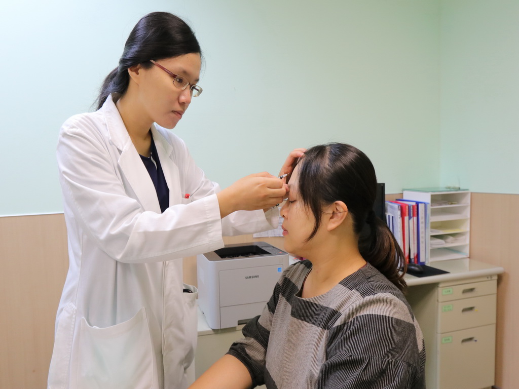 ▲醫生診治偏頭痛患者。 (圖／林重鎣翻攝2019.7.30)