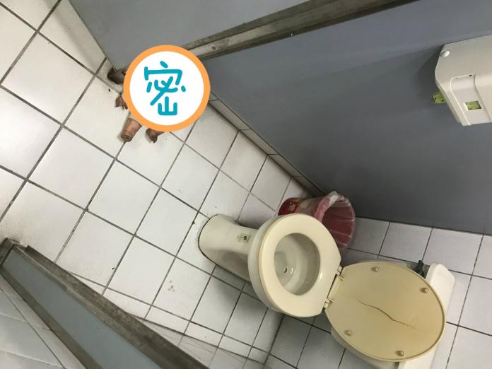 ▲清華校園內男廁所驚見「鬼娃娃」，有同學表示被嚇到直接「褲底一包」。（圖／翻攝自靠北清大）