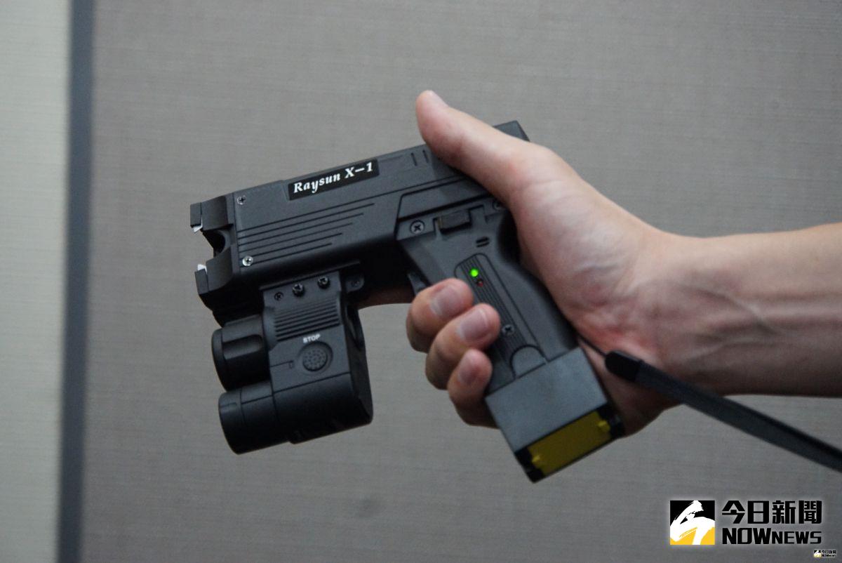 ▲企業捐贈鐵路警察局拋射式電擊槍。（圖／記者呂炯昌攝, 2019.7.30）