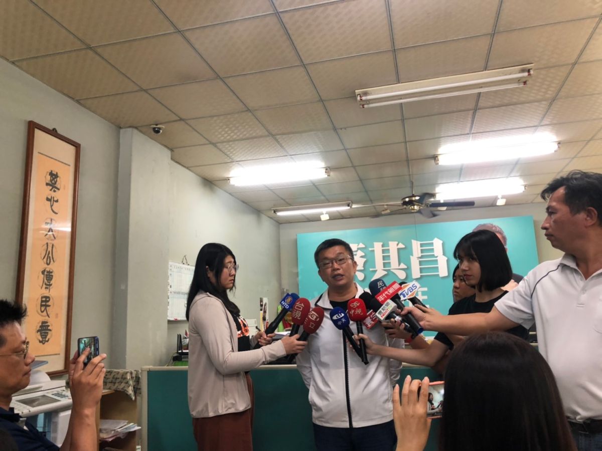 ▲華航指總統專機上全飛機只有蔡總統沒買免稅商品，立法院副院長蔡其昌在服務處召開記者會駁斥此事，捍衛自己清白，將委由律師提出告訴。(圖／柳榮俊攝2019.7.30)