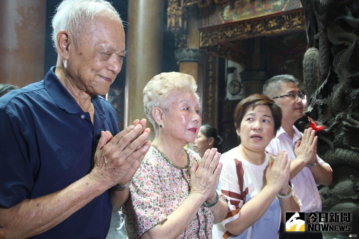 ▲台北市長柯文哲的爸爸柯承發、媽媽何瑞英與前立委黃文玲一起到彰化北斗宮廟參拜。（圖／記者陳雅芳攝，2019.07.30）