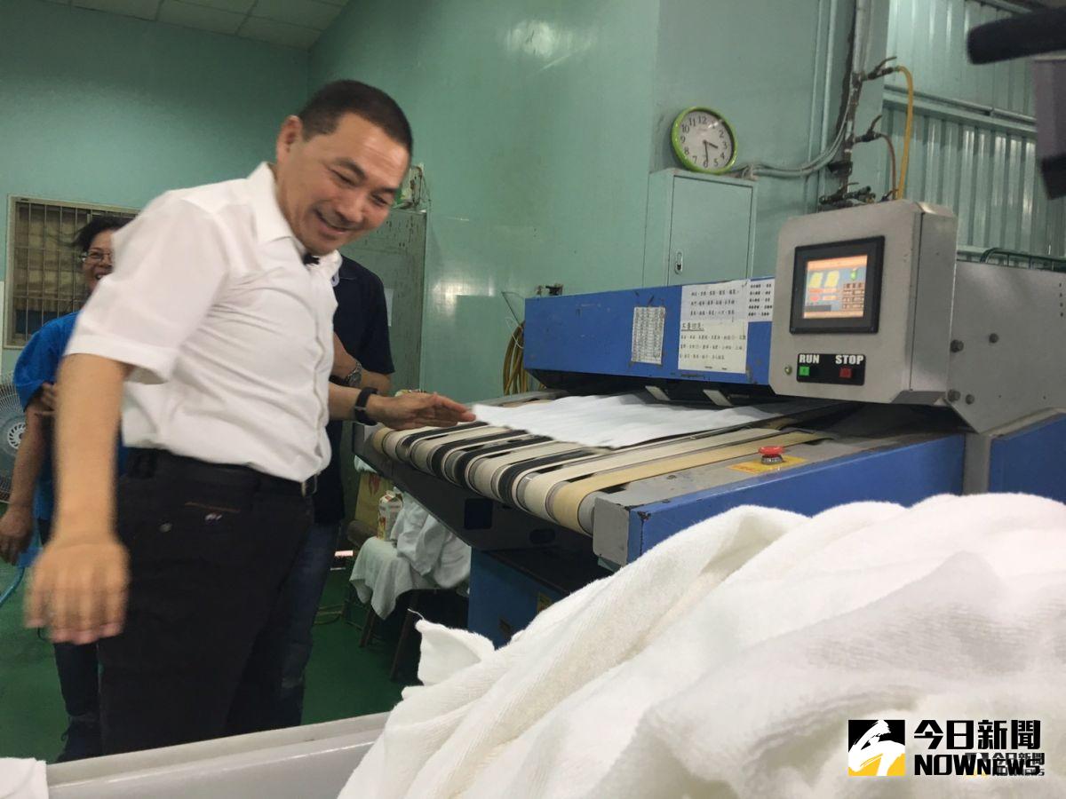 ▲新北市長侯友宜今(30)天前往位在土城區的立可白清潔公司，體驗自動折毛巾設備。（圖／記者蔡琇惠攝，2019.07.30）