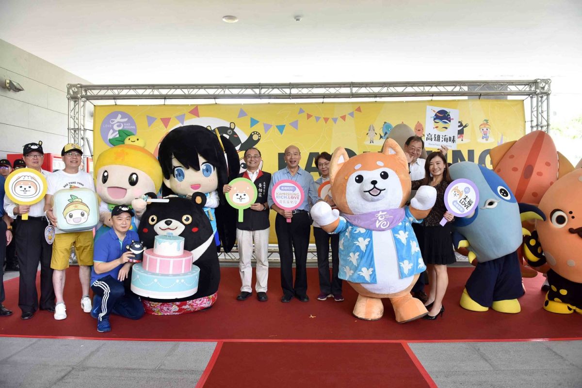 ▲高市府新聞局推出吉祥物柴犬「來福」，市長韓國瑜特別出席「來福」的發表會暨生日派對，，市府其他的吉祥物也都出席相挺，包括農業局吉祥物「高通通」、觀光局吉祥物「高雄熊」、海洋局吉祥物「高雄五寶」、高捷少女「小穹」，都應邀出席。(圖／高市府提供)