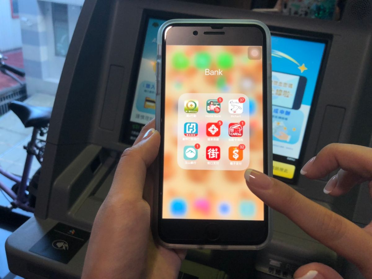 ▲金管會公布純網銀申請結果，包括將來銀行、LINE BANK，以及樂天國際商業銀行，3家申請均過關獲准設立純網銀。圖為示意圖。(圖／NOWnews資料照片)