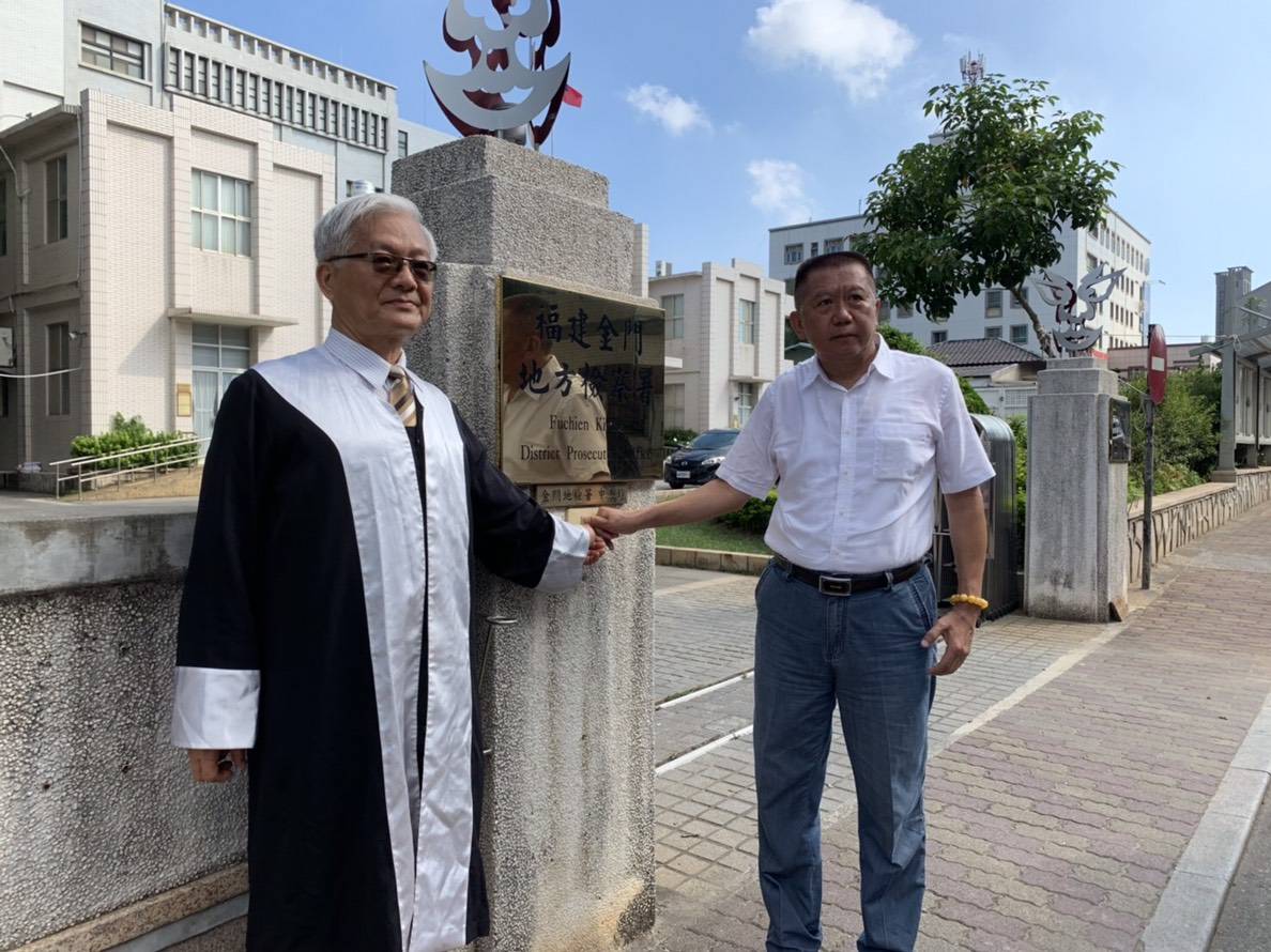 ▲金酒廈門分公司董事長楊應雄(右)今早在律師陪同下赴金門地檢署控告洪允典。（圖／蔡若喬攝, 2019.07.30）