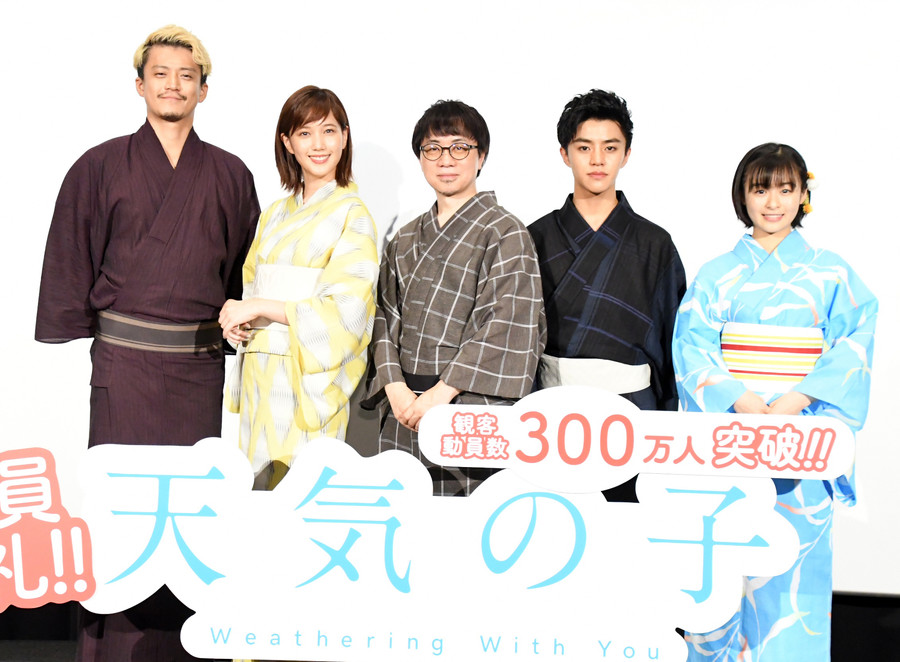 ▲《天氣之子》11天狂收40億日幣，導演新海誠率聲優群進行舞台問候。（圖／車庫娛樂）
